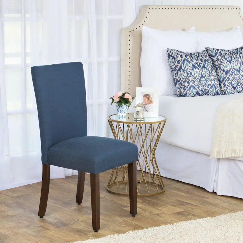 Chaise de salle à manger Parsons en tissu bleu uni avec pieds en bois noyer foncé